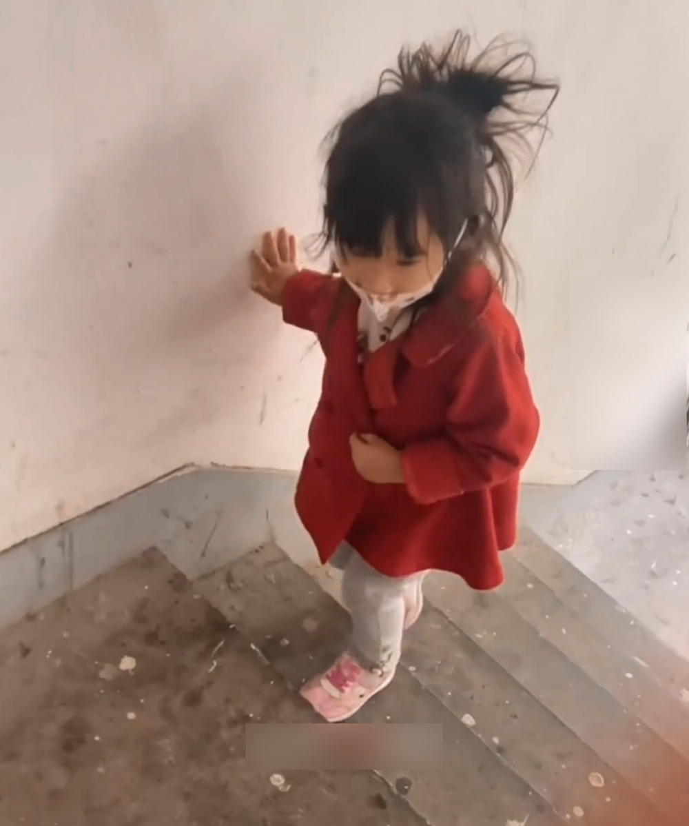 女兒的頭髮枯乾像雜草。