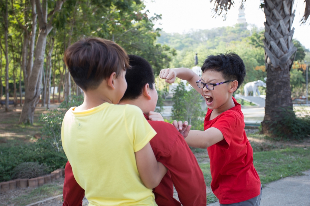 小孩子若果成為公園小霸王,將來讀書極可能會欺凌其他同學。