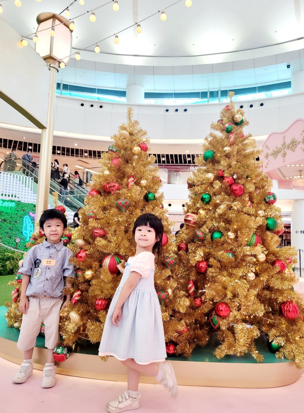 金燦燦的聖誕樹充滿異國情懷。