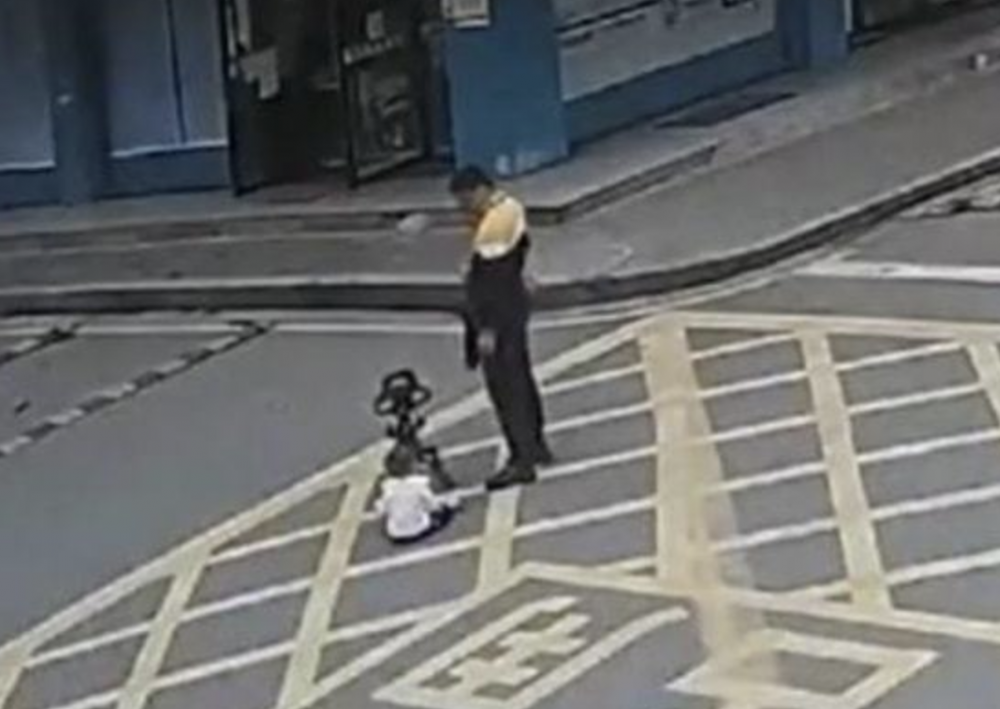 正所謂「馬路如虎口」,帶着小朋友過馬路時應時刻留意路面情況並拖實孩子。