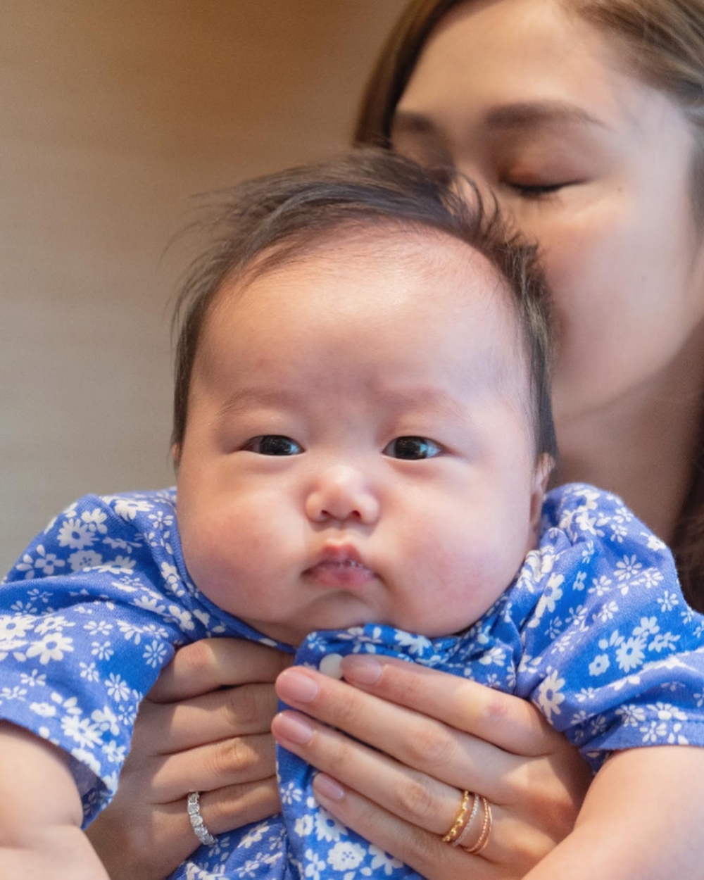 岑麗香兒子小腰果臉蛋脹卜卜,非常可愛。