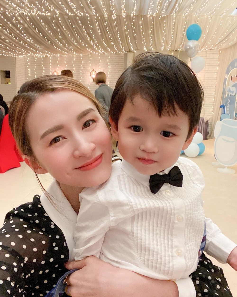 三名兒子穿上一式一樣的白衫藍褲,還結了小煲呔,正式得來又顯很活潑可愛。