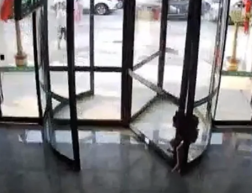 女童的家長被大眾怒斥失職,但媽媽卻反指酒店亦要承擔很大責任,令網上批評聲四起。