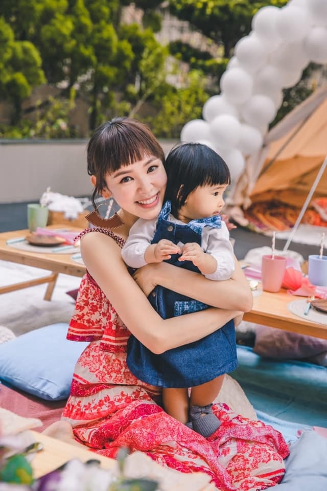 譚凱琪和女兒長得非常相似!