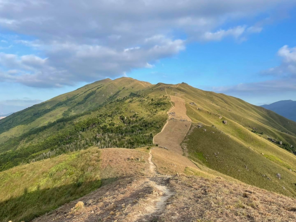 天氣晴朗時,能飽覽雞公嶺和遠處山景。