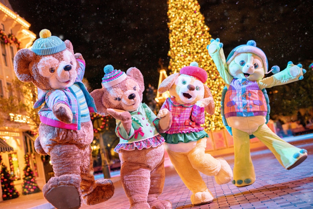 米奇、米妮、Duffy、ShellieMay、StellaLou 等可愛角色,都穿上了期間限定的冬日及聖誕服飾。