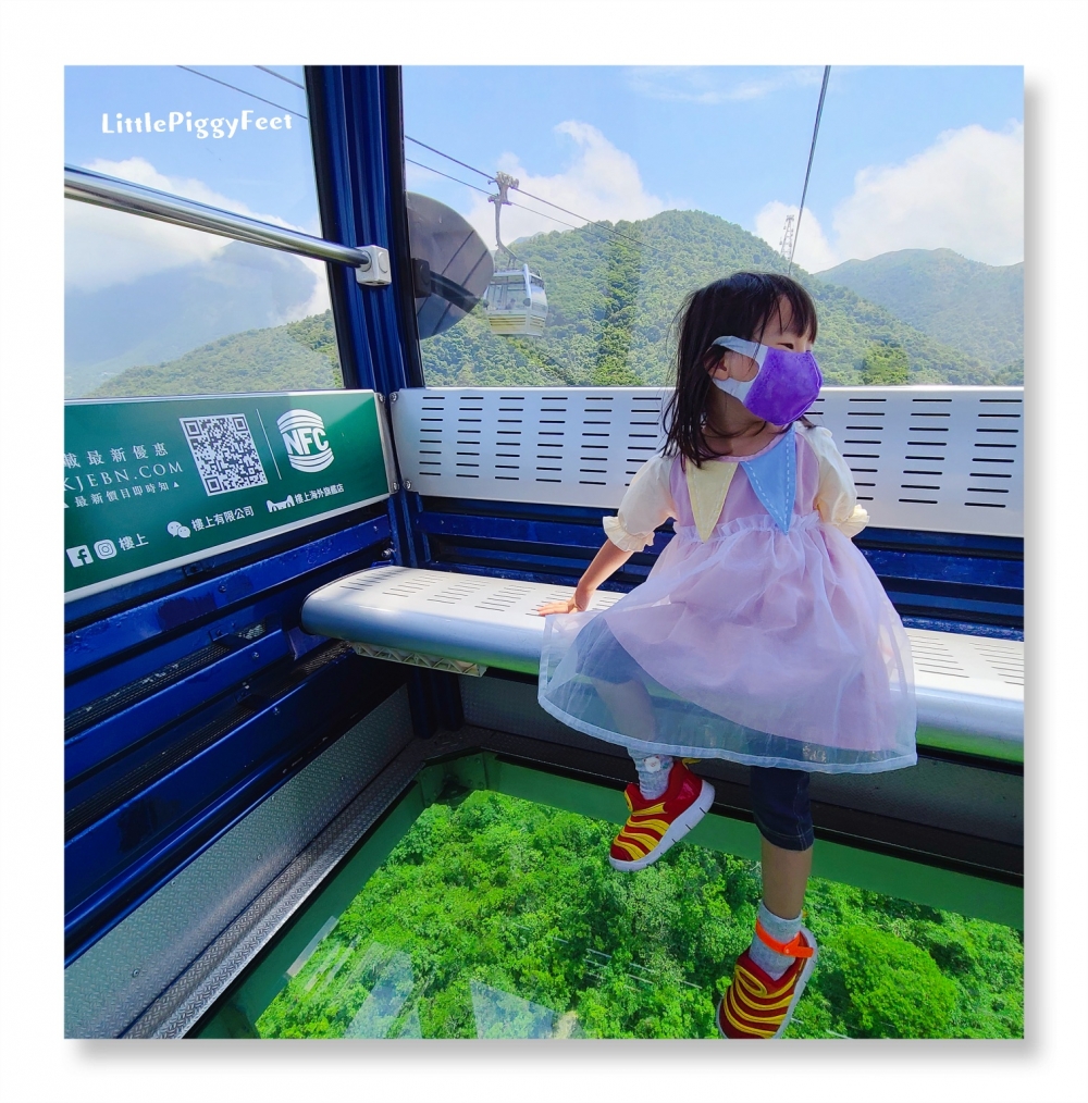大嶼山親子好去處之昂坪360纜車,小朋友挑戰水晶車廂。