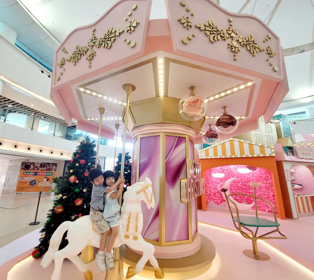 夢幻「玫瑰星球旋轉木馬」,博士媽媽:「無論小女孩、少女定中女都鍾意旋轉木馬~」