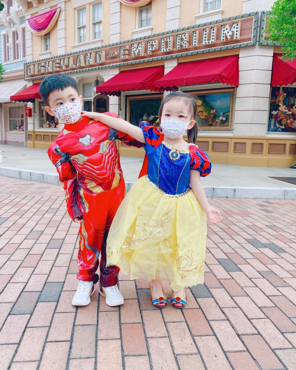 蔡雪瑩表示3歲的妹妹從小偏文靜有耐心，而5歲的哥哥則較好動。
