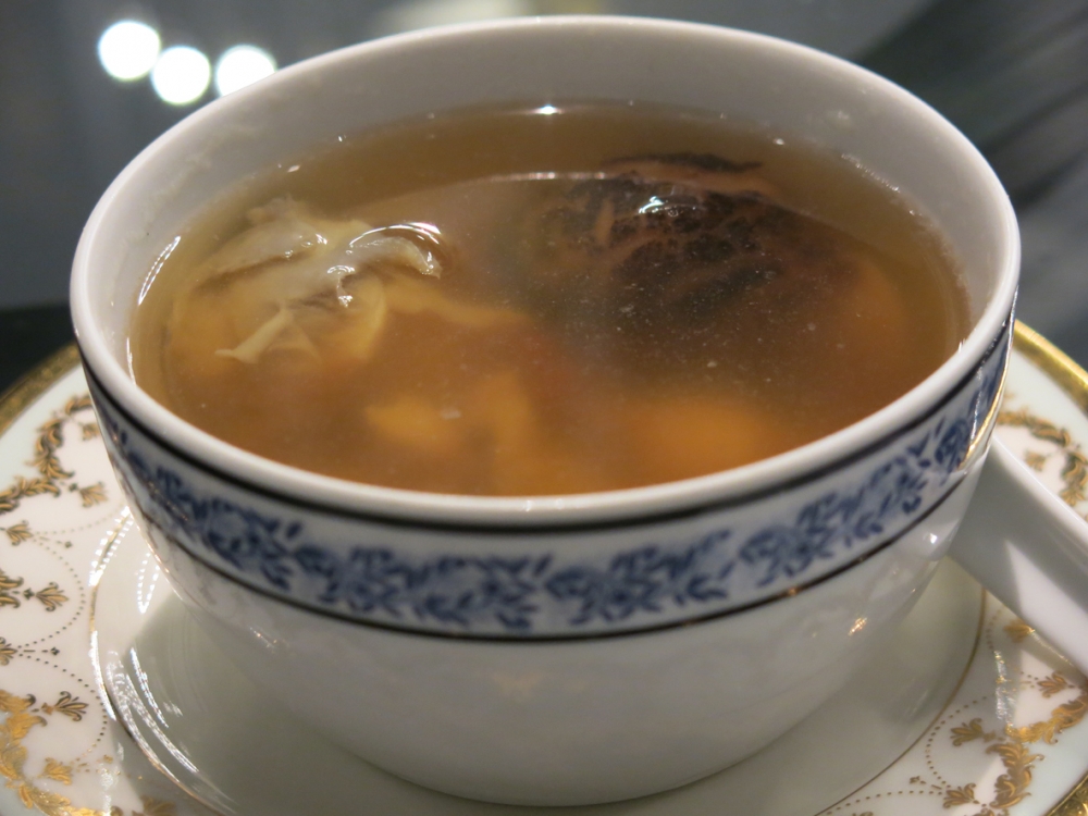 陪月喝掉媽媽補身湯水。