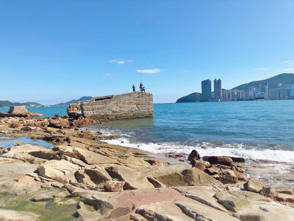 鯉魚門石礦場有海景和大塊巨石,吸引許多人前來行山打卡。