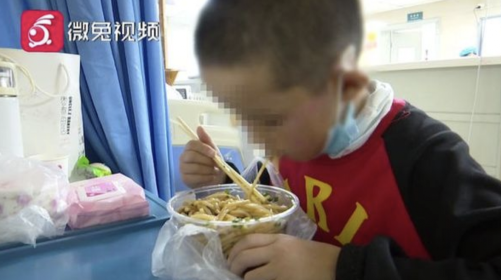 男童彷彿被棄養在醫院般,性格較內向的他,甚少跟其他同病房的孩子玩。