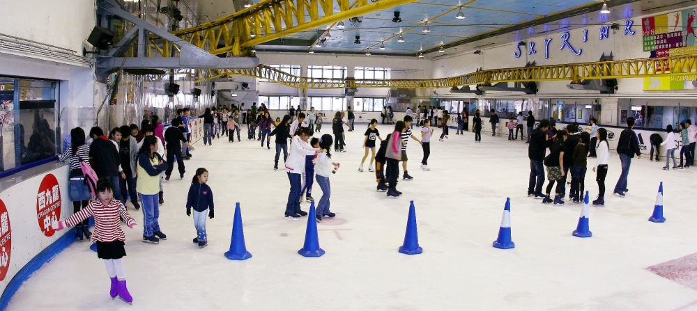 飛龍冰上樂園位於西九龍冰上中心8樓。