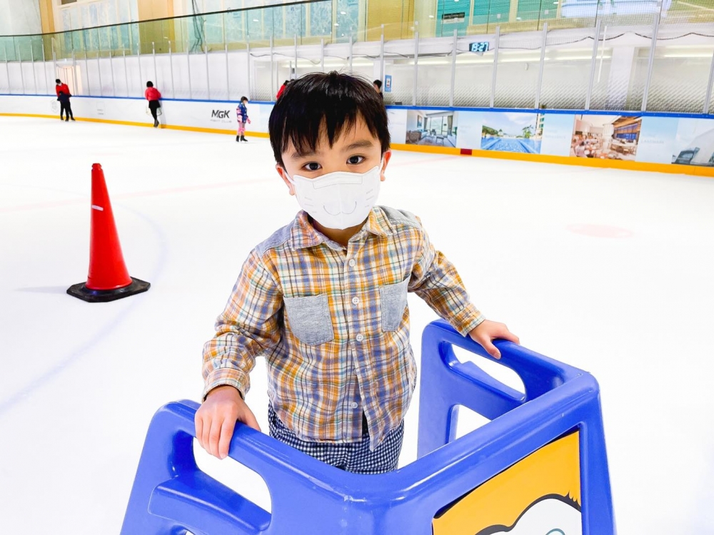 小朋友可使用可愛溜冰輔助扶手,壯壯膽!