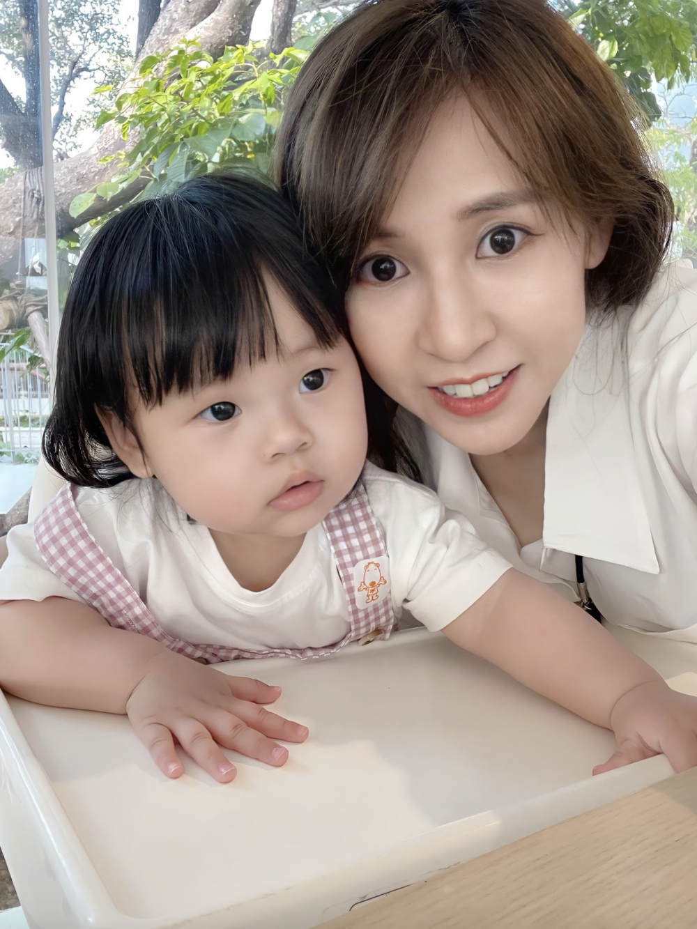 台灣網紅媽媽潔哥(李秉潔)2年前跟愛情長跑18年的老公結婚,夫妻現育有1歲多的女兒「fafa」。