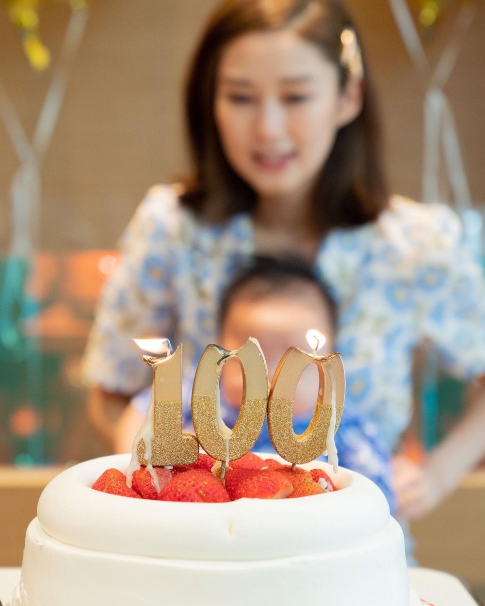 岑麗香貼出為細仔小腰果慶祝100日的合照。