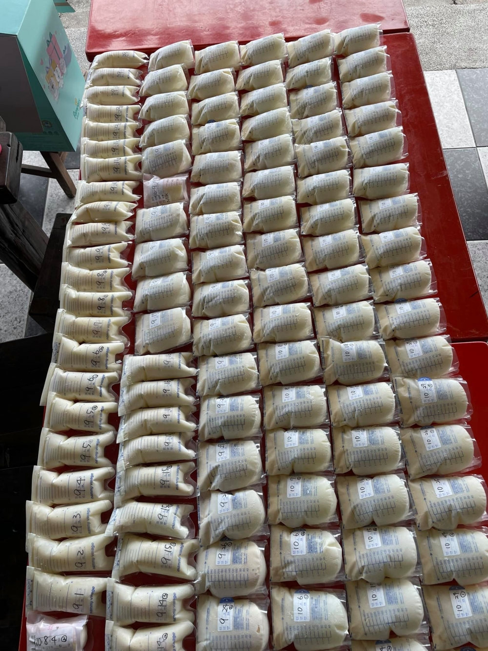 台灣爸爸曬出滿滿一桌的母乳。