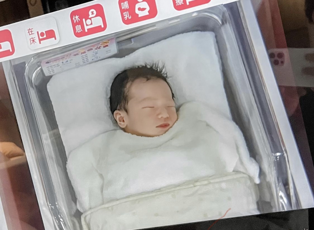 媽媽覺得小女兒Luna的頭髮很多。