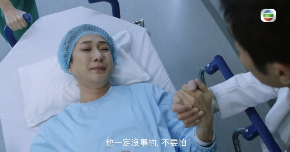 《星空下的仁醫》進入結局篇,鍾嘉欣飾演的章以芯(Eman)突然腹痛,緊急生產。