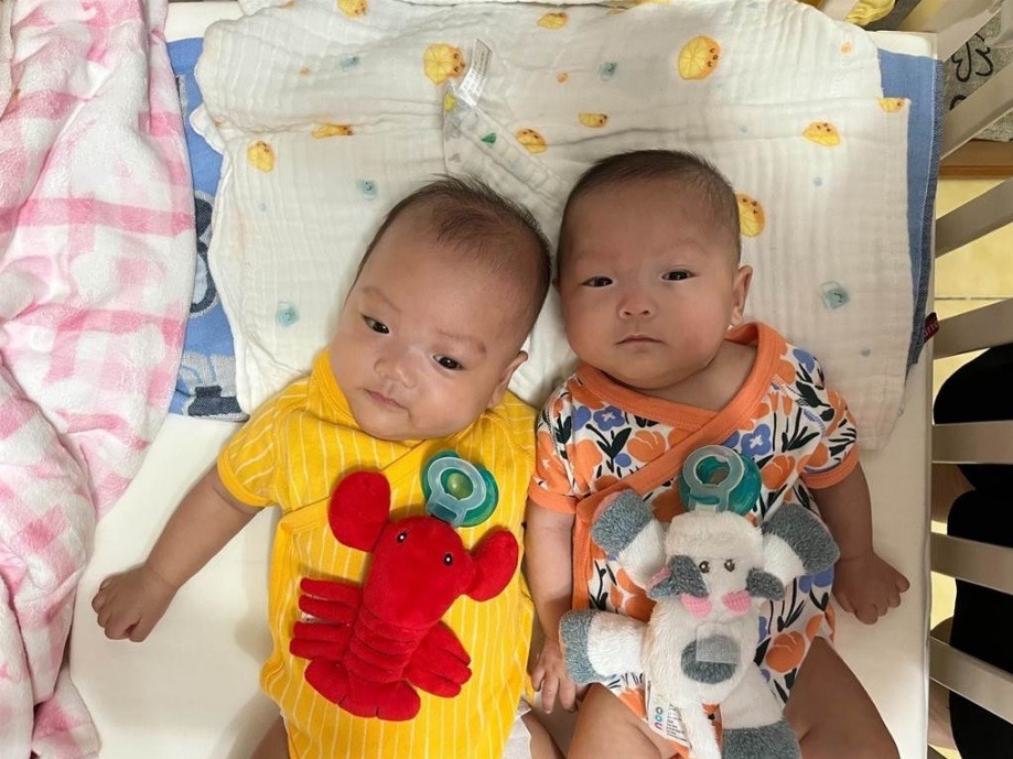 台灣一名媽媽幸運懷上雙胞胎姐妹，不過最終竟然沒有在同一天誕下2女。