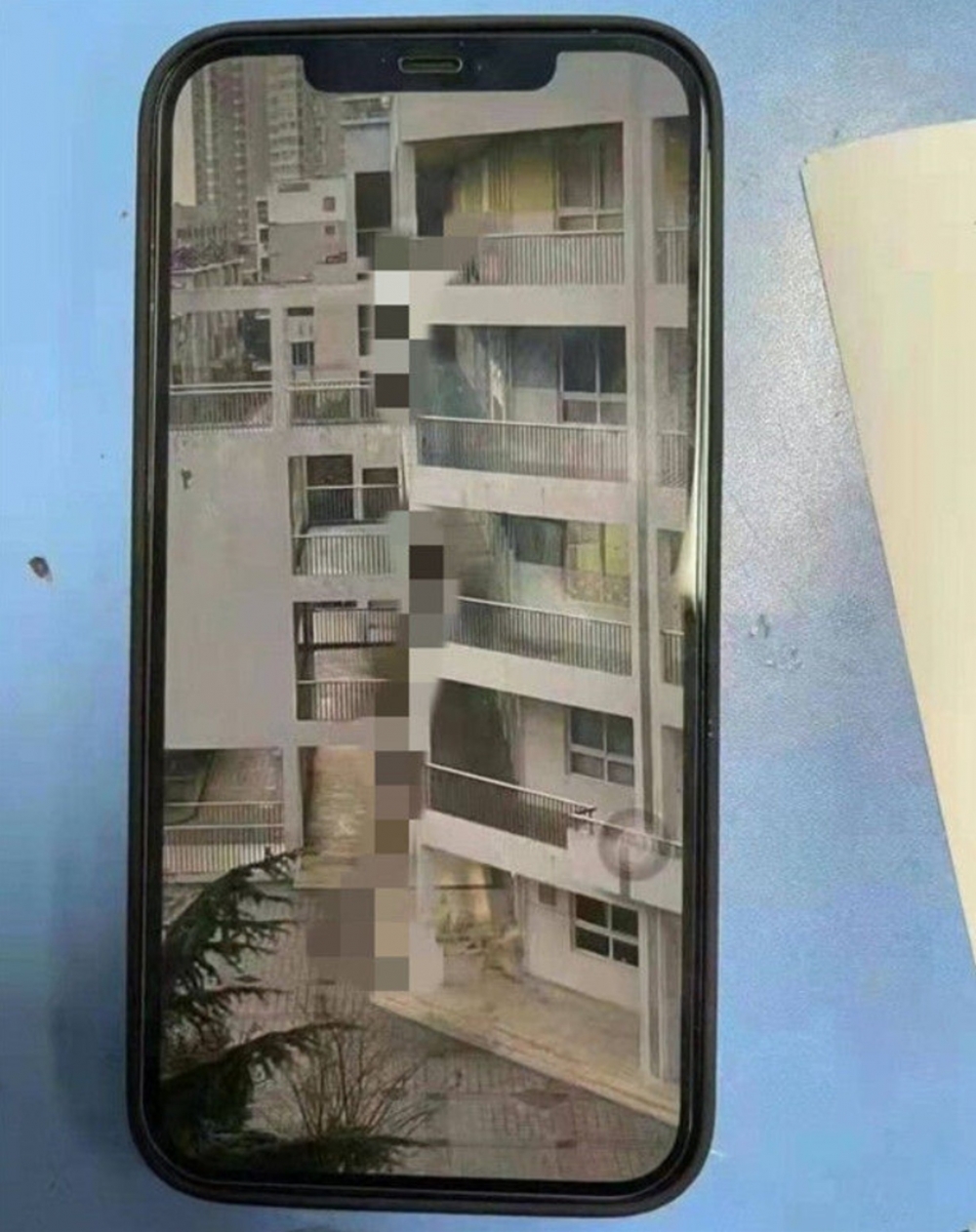 網絡流傳老師目擊學生墜樓。