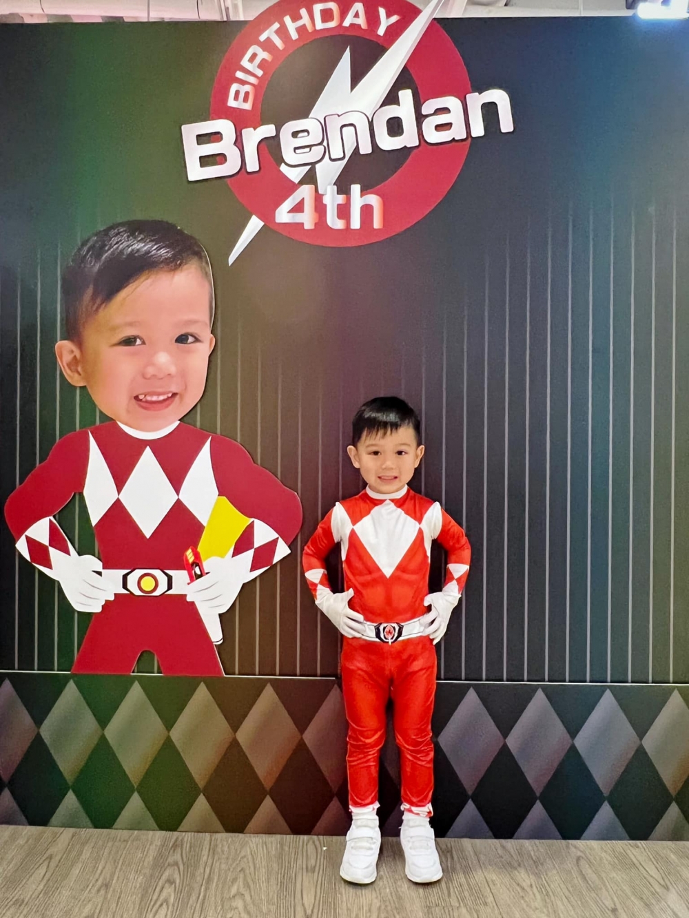 Brendan化身Power Ranger,太可愛啦!