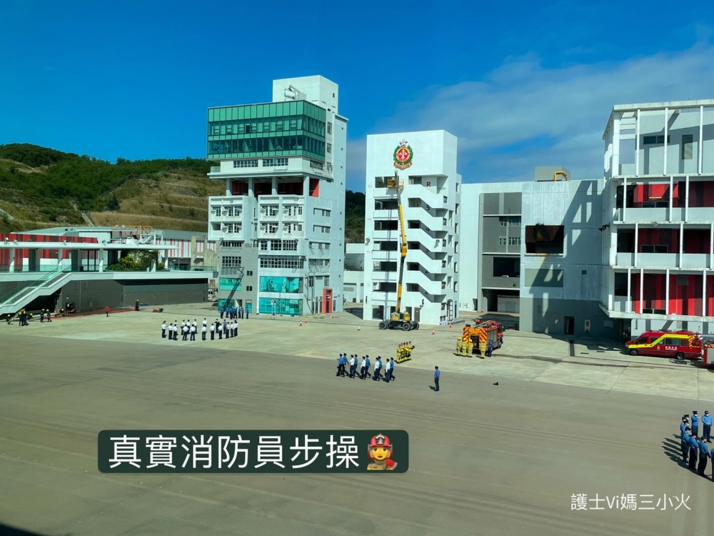 學員正在進行消防員步操練習。