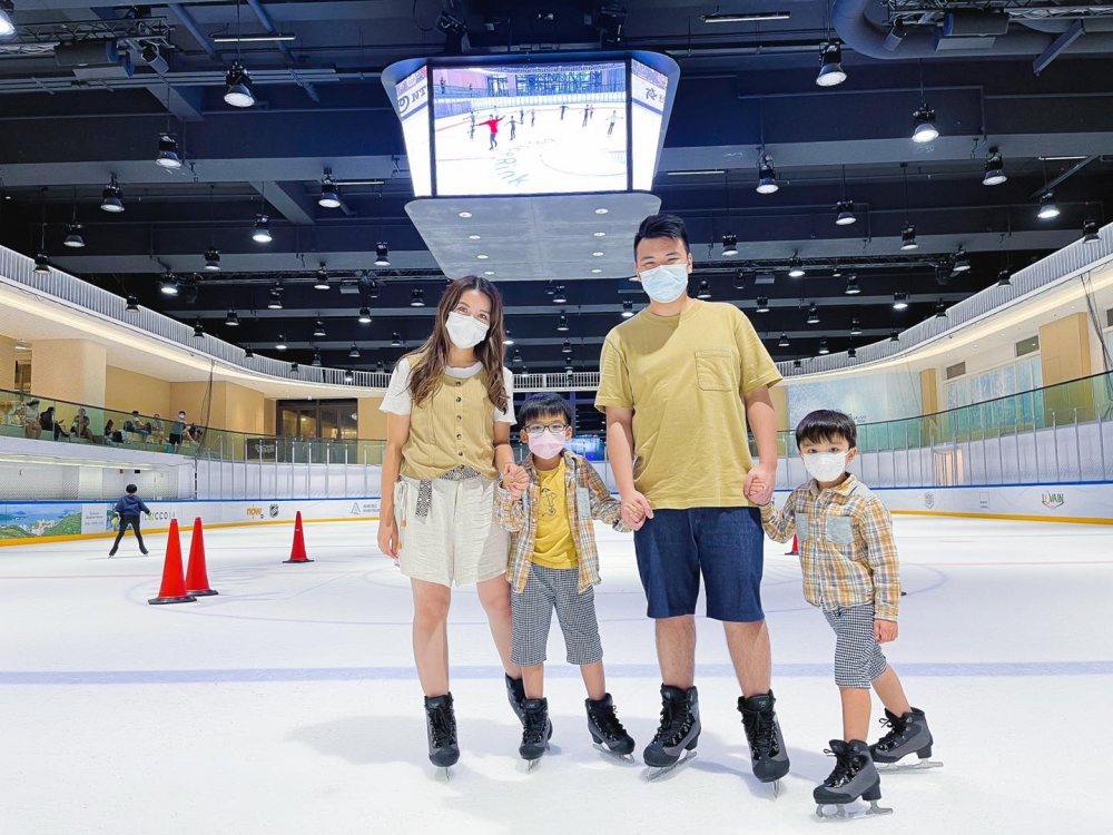 博主媽媽一家在星期五下午到溜冰場,人流好少呢。