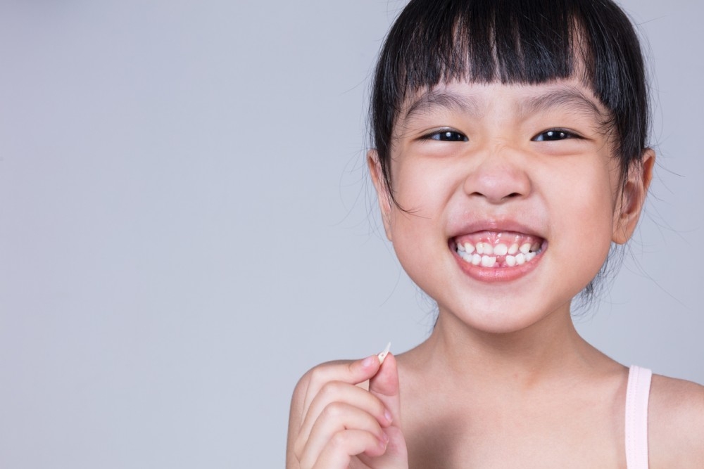 小朋友若有嚴重咬合、牙齒排列不齊、下顎突出等問題，應儘早接受箍牙評估。
