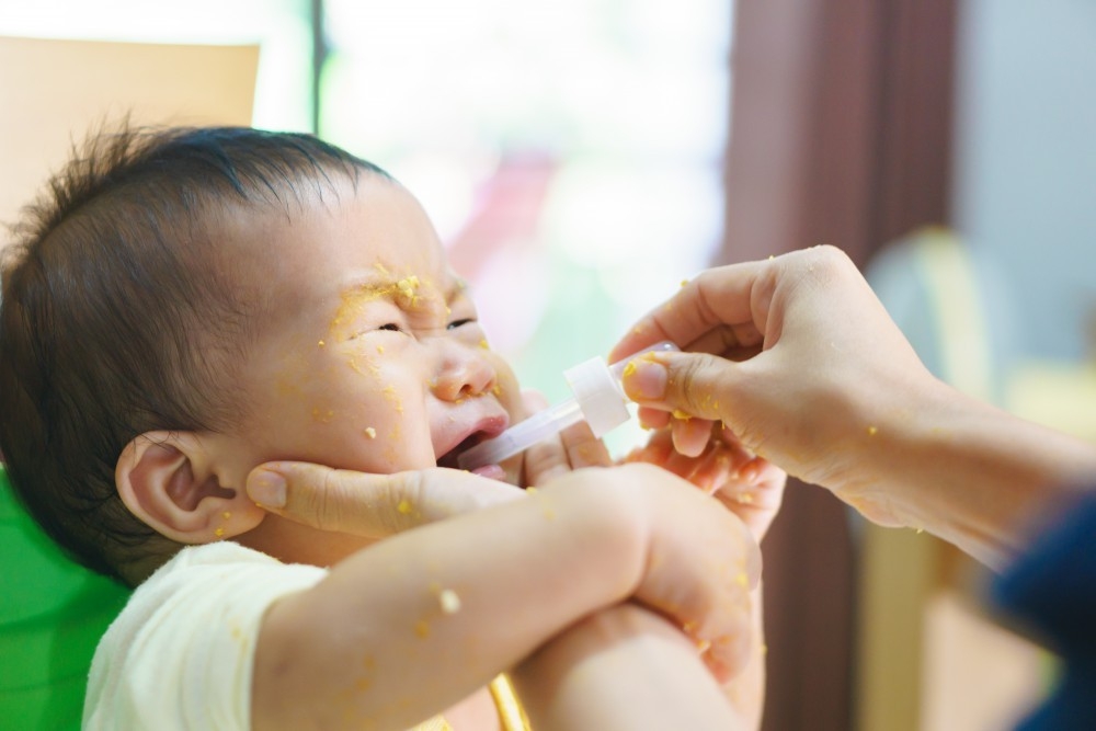通常寶寶發燒時需要先服用退燒藥，而且每次服用須相隔4-6小時。