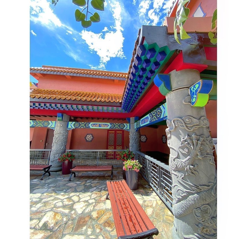大嶼山好去處之昂坪市集充滿中國文化色彩的建築。
