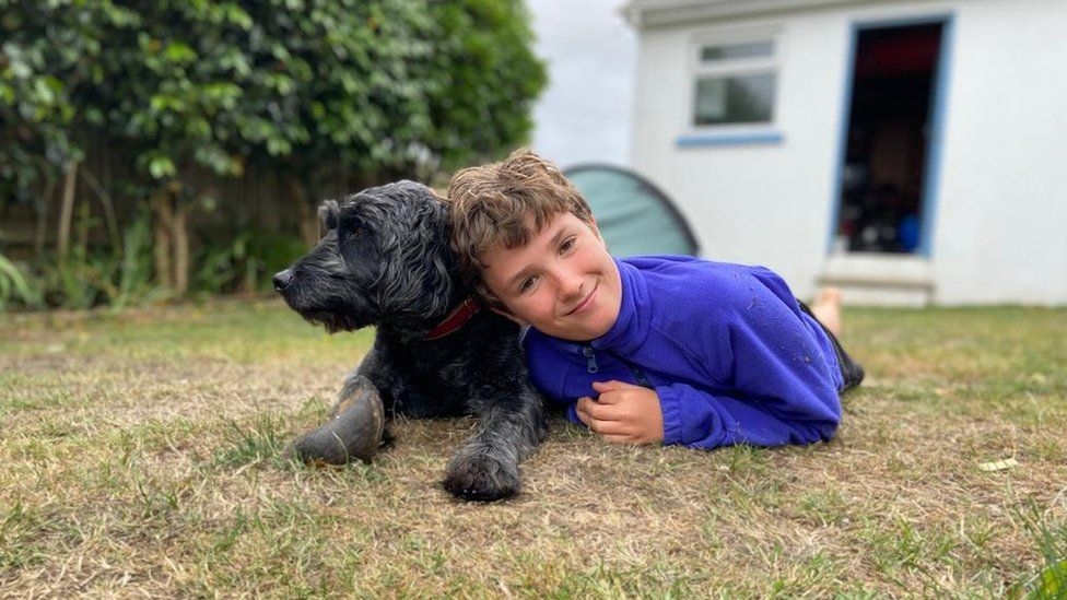 英國12歲男童Max Woosey由2020年3月29日開始，便在家中後院露營。