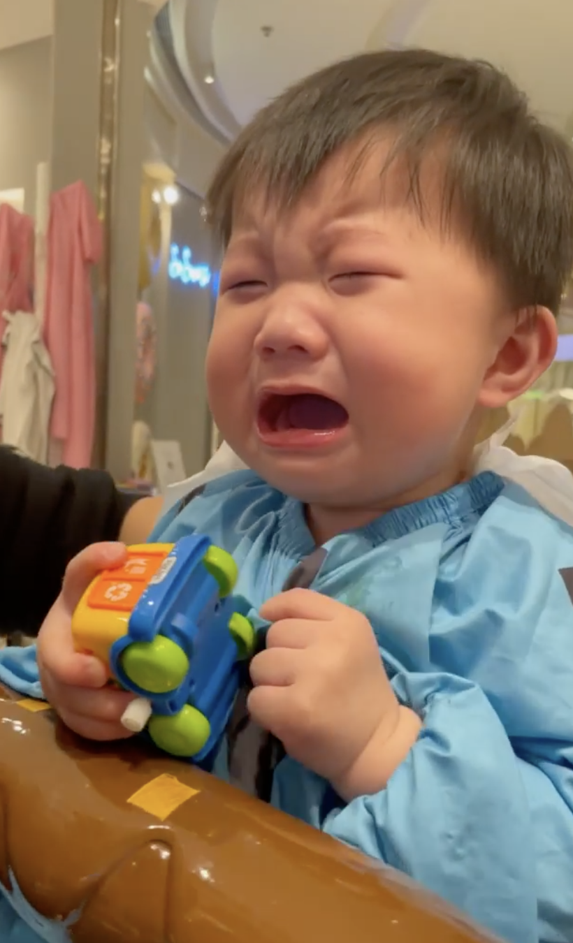 吳若希帶兒子到髮廊理髮,慶祝一歲生日,兒子卻爆哭,不過還是非常可愛。