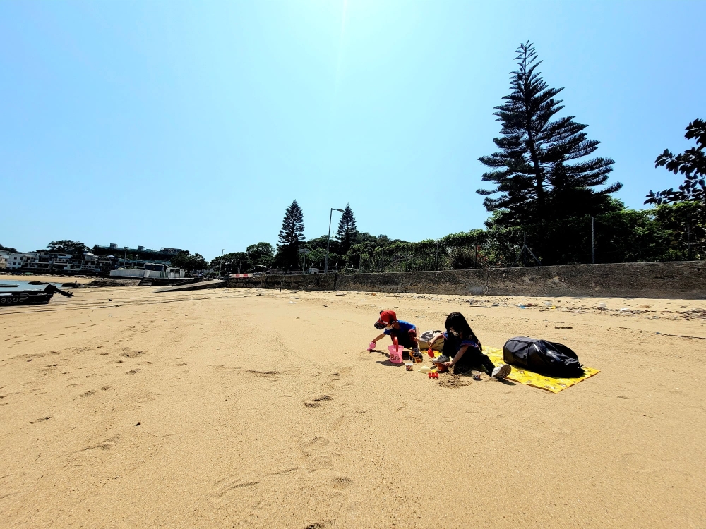 東灣沙灘人流少，可以讓小朋友玩沙。