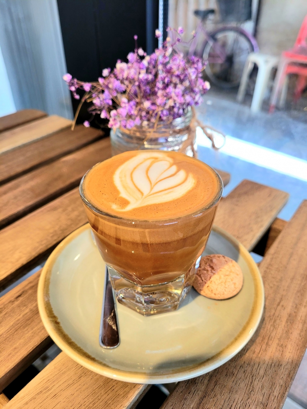 文青cafe「Island Table Grocer Cafe」cappuccino。