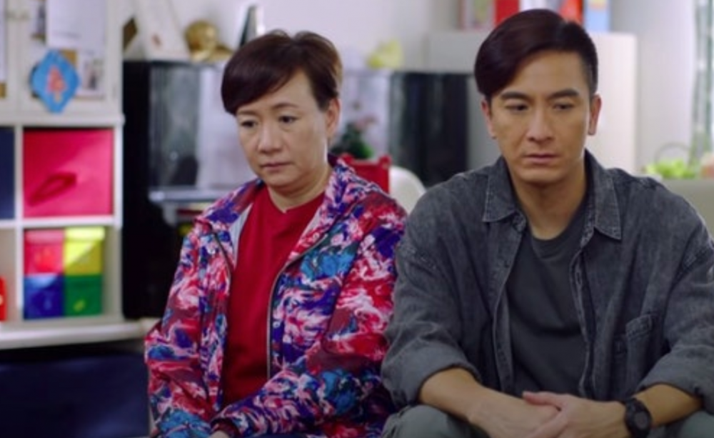 老公居然躺在奶奶的懷裏並吸着她的乳房,而奶奶更是露出享受的表情並發出小聲的呻吟。