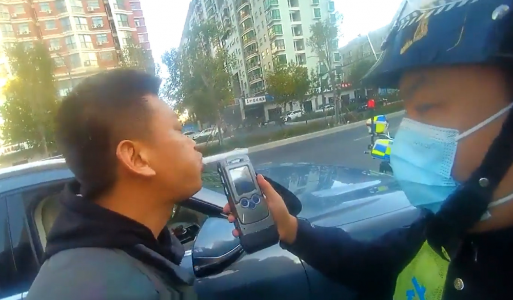 河南近日有位兩孩爸爸因醉駕而被捕,但這位男子竟然是刻意犯案並主動報警拘捕自己。