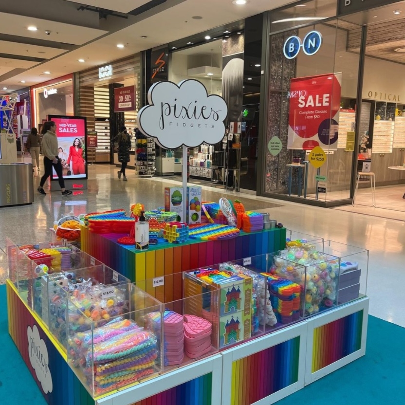 Pixie的玩具公司規模越來越大，在不同商場均有展銷及實體店。
