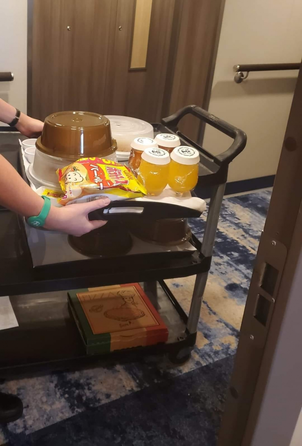 遊論團隊知道一家未食午餐，特意安排room service。