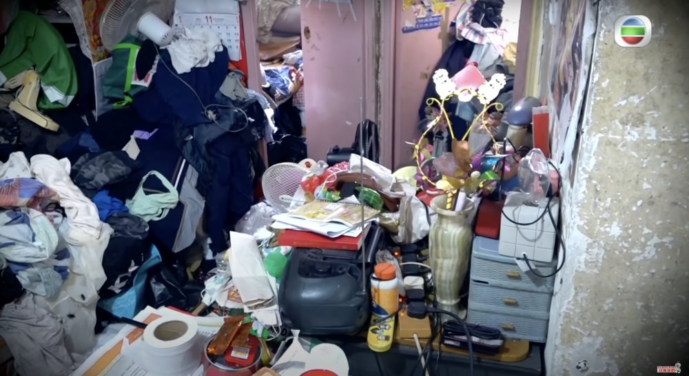 老伯屋內都是雜物垃圾。