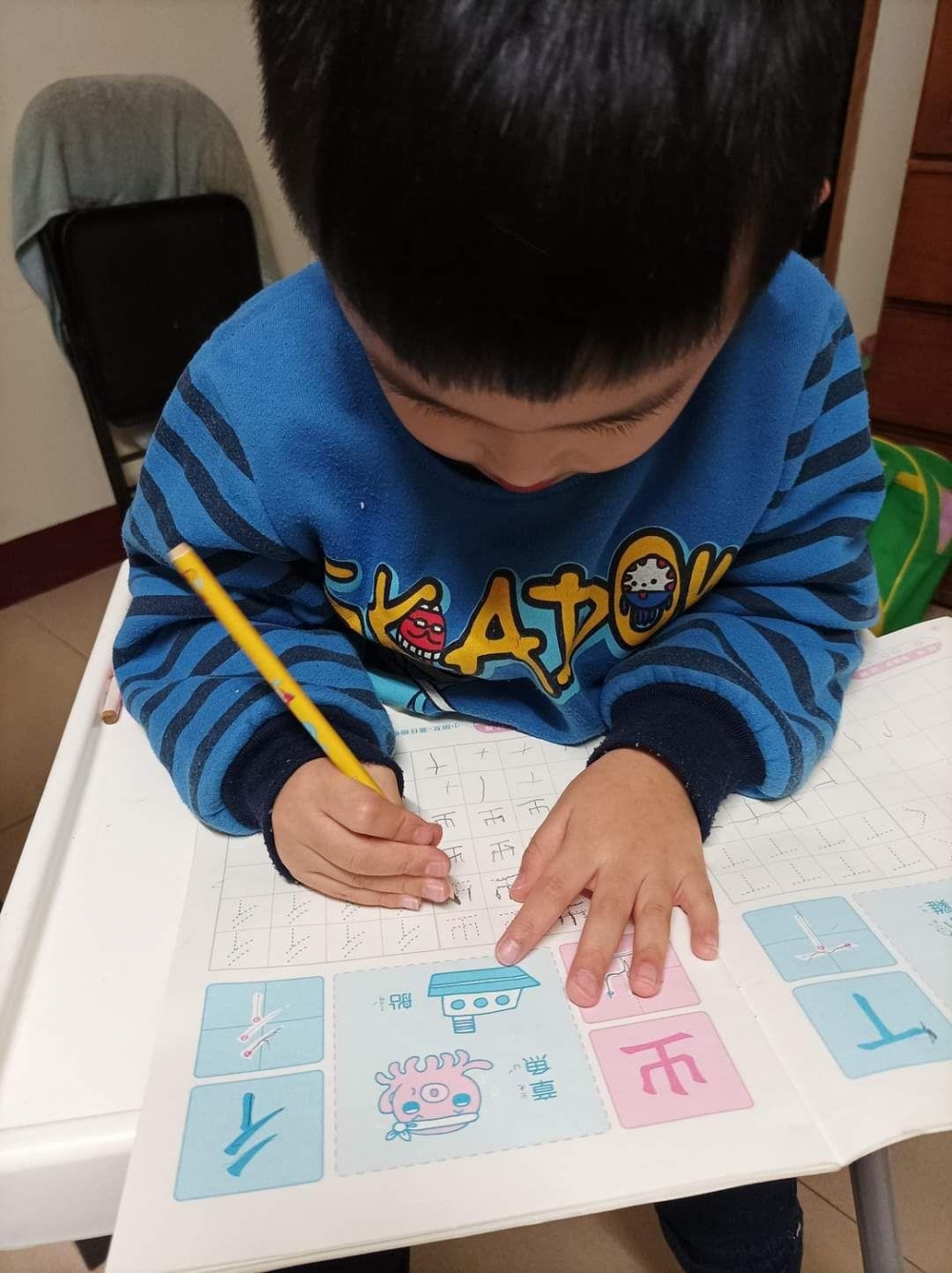 兒子在家做功課時刨鉛筆,鉛筆碎屑掉到滿桌都是。