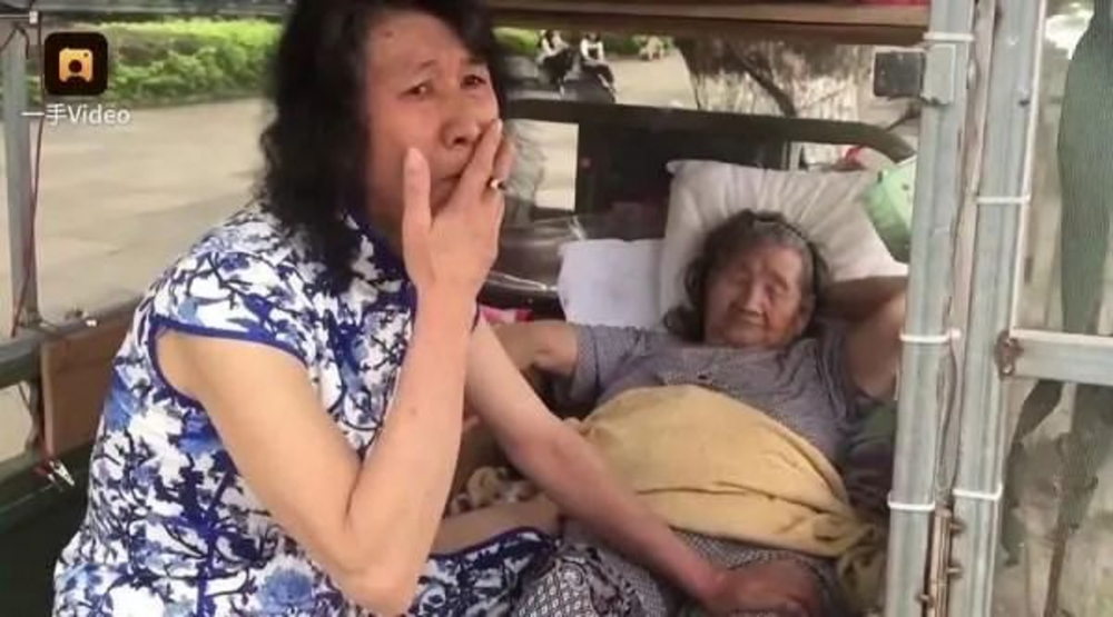 媽媽痛失愛女致精神失常。