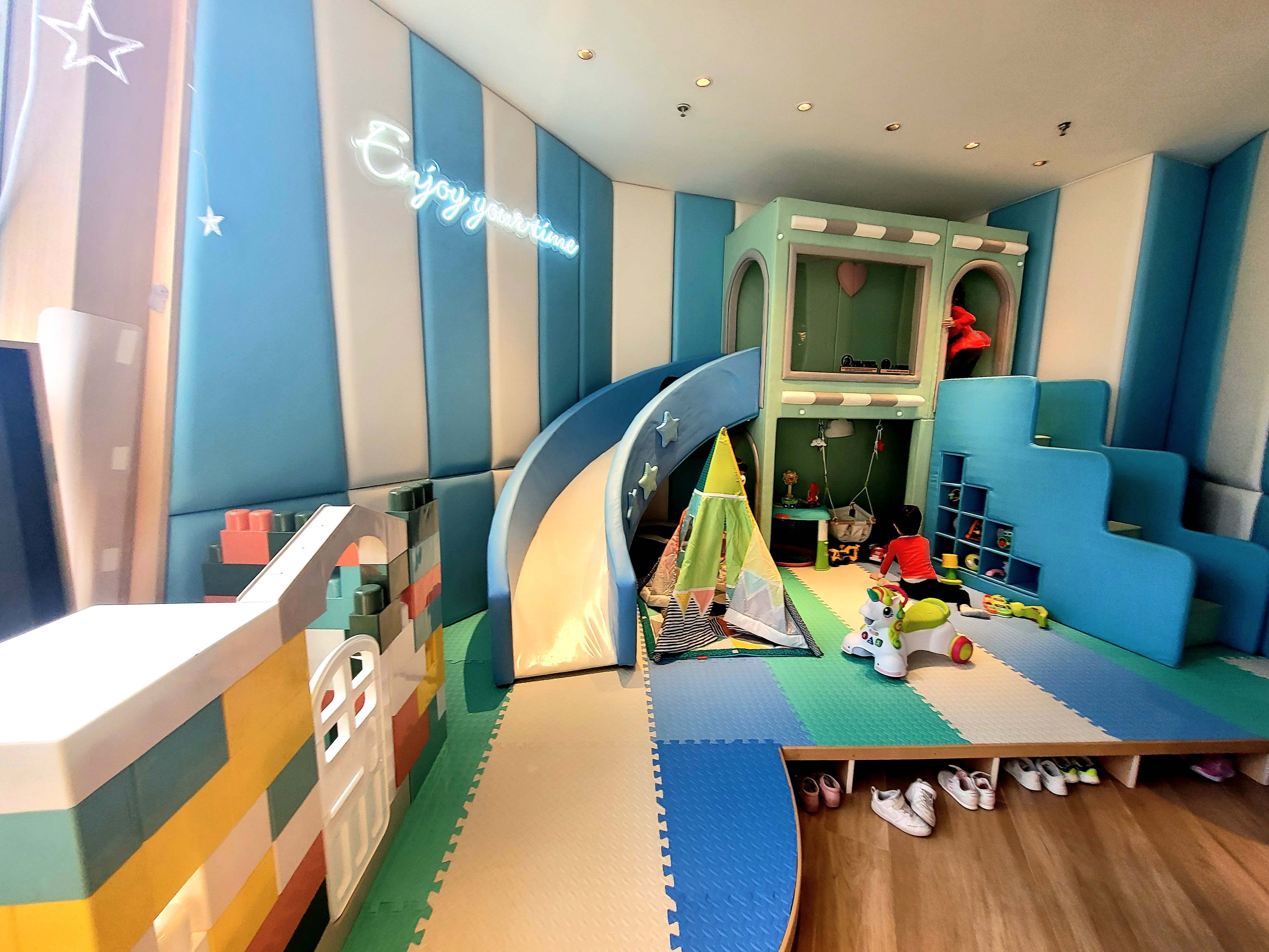 親子餐廳設有兒童遊樂場同小型圖書角。