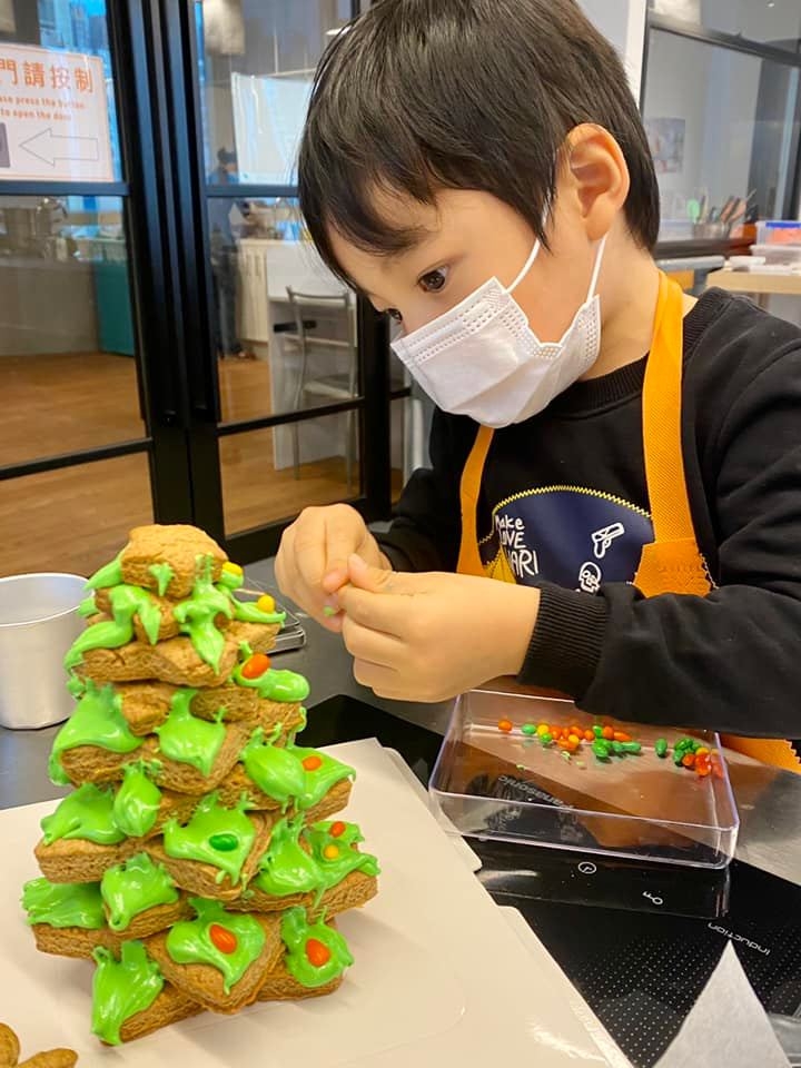 將曲奇小心堆疊成聖誕樹~