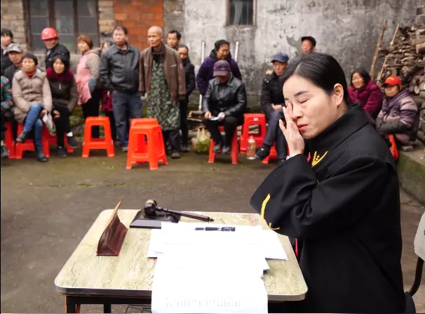 老人的經歷也讓女法官感動落淚。