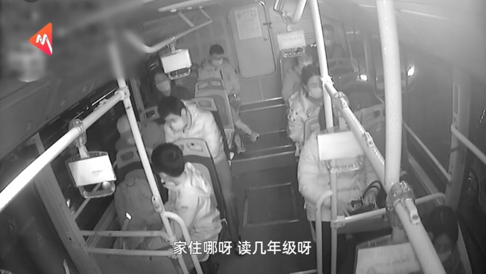 陌生男不停問男童的個人資料。