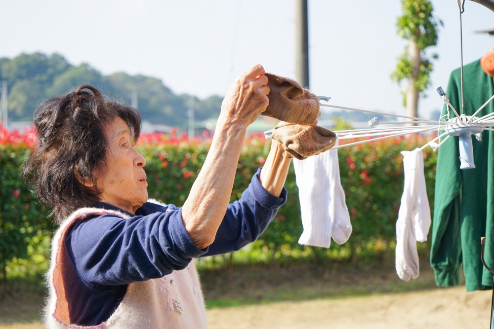 現時女童的嫲嫲因獨留兒童在家而違反當地法例,不過暫時沒有被捕。