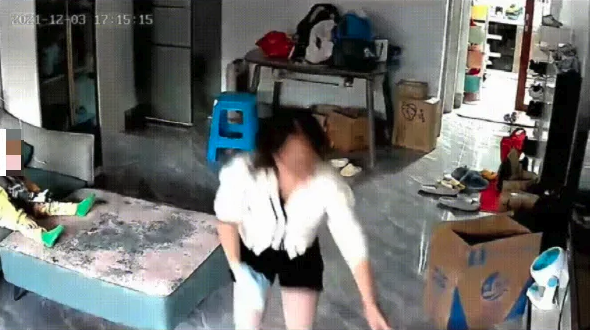 媽媽因聽到兒子哭鬧，而走出廚房安撫。