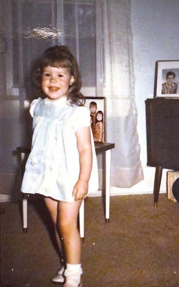 11歲時，Sandi得知自己是養女。