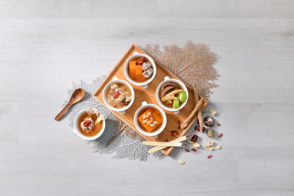 每日以不同材料炮製湯水,用料充足,滋補養生。